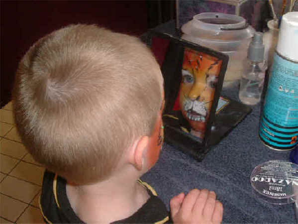 TigerMirrorMirror.JPG (181514 bytes)